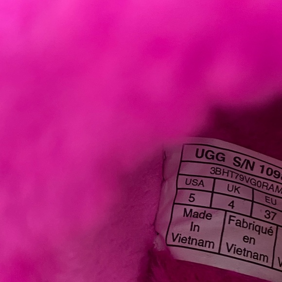 UGG Logo Fluff Yeah Fur Slides 💖 - Picture 6 of 7